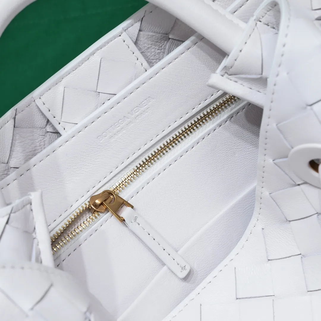 Batch 1860 B's 2023 spring and summer new model continues the brand's woven style with detailed metal knot switch buckles. This time, the shoulder straps are also made into tube weaves, showing different craftsmanship. The carrying method is versatile to create more different looks. Intrecciato woven leather small handbag, equipped with sliding crossbody strap. Internal compartments, including 1 zipper pocket and 2 open pockets with magnetic buckle closure. Size: 19*25*10.5cm, model: 7463#